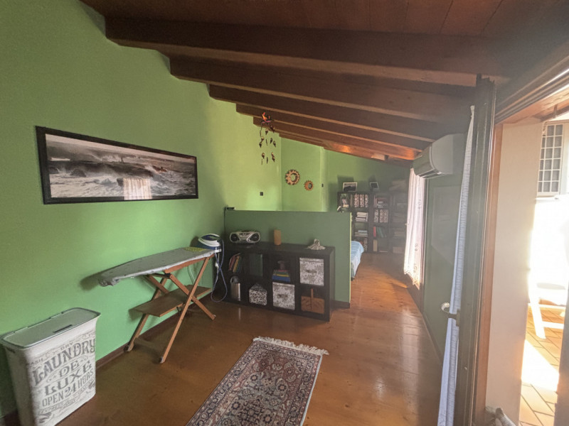 Elegante casa bifamiliare disposta su tre livelli, caratterizzata da ampi spazi e una distribuzio...