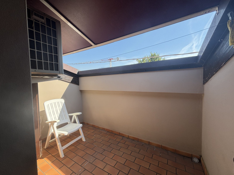 Elegante casa bifamiliare disposta su tre livelli, caratterizzata da ampi spazi e una distribuzio...
