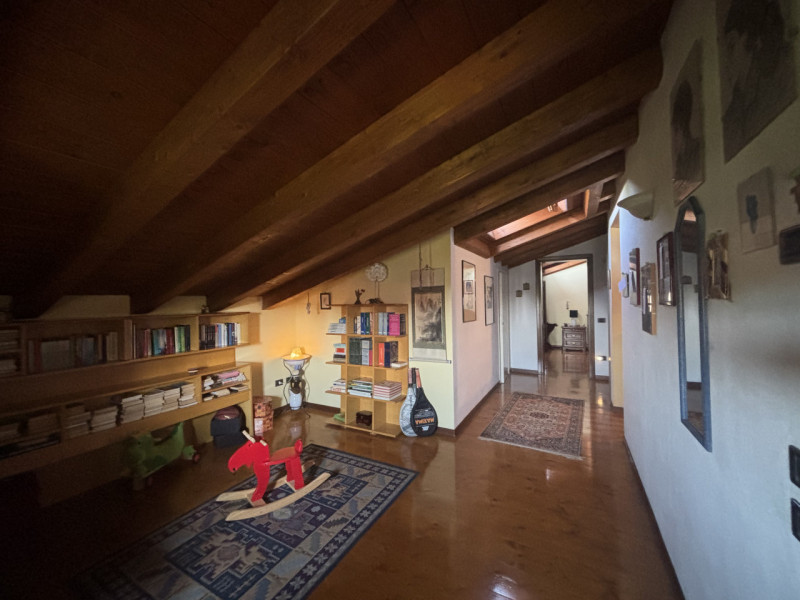 Elegante casa bifamiliare disposta su tre livelli, caratterizzata da ampi spazi e una distribuzio...