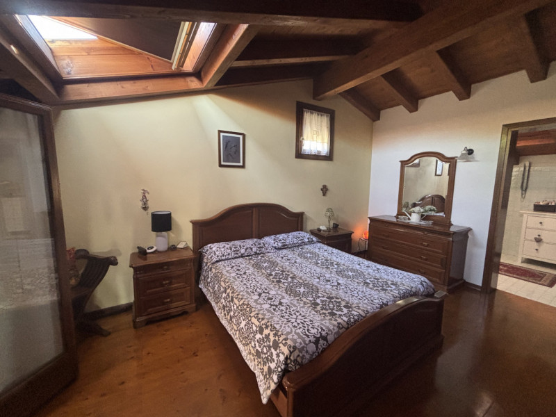 Elegante casa bifamiliare disposta su tre livelli, caratterizzata da ampi spazi e una distribuzio...