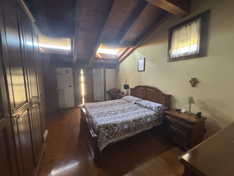 Elegante casa bifamiliare disposta su tre livelli, caratterizzata da ampi spazi e una distribuzio...
