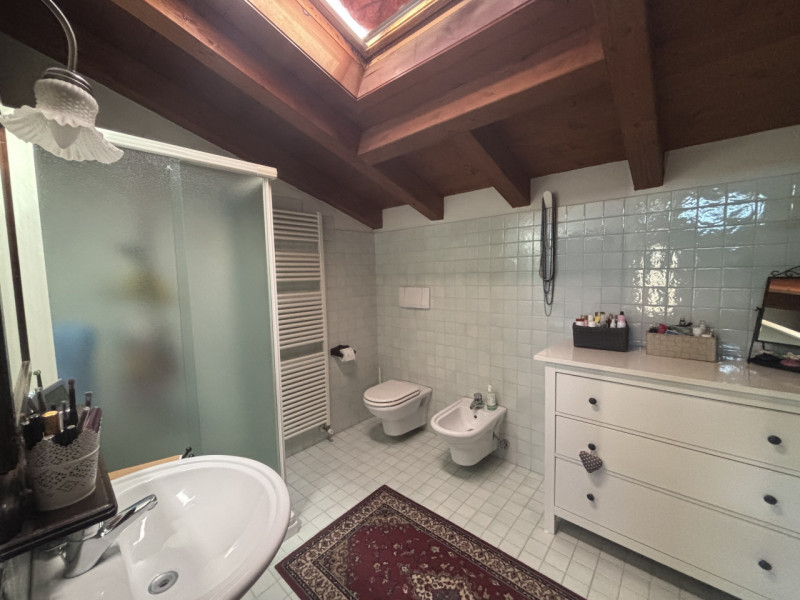 Elegante casa bifamiliare disposta su tre livelli, caratterizzata da ampi spazi e una distribuzio...