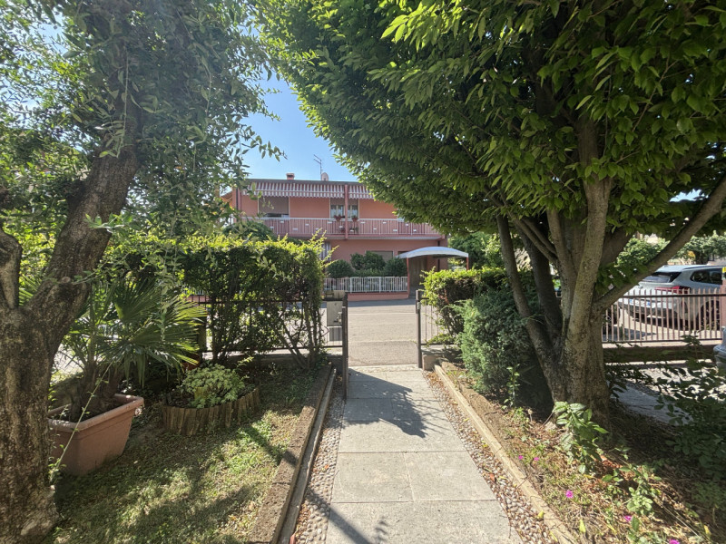 Elegante casa bifamiliare disposta su tre livelli, caratterizzata da ampi spazi e una distribuzio...