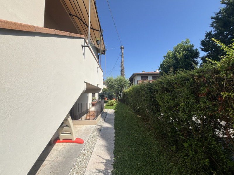 Elegante casa bifamiliare disposta su tre livelli, caratterizzata da ampi spazi e una distribuzio...
