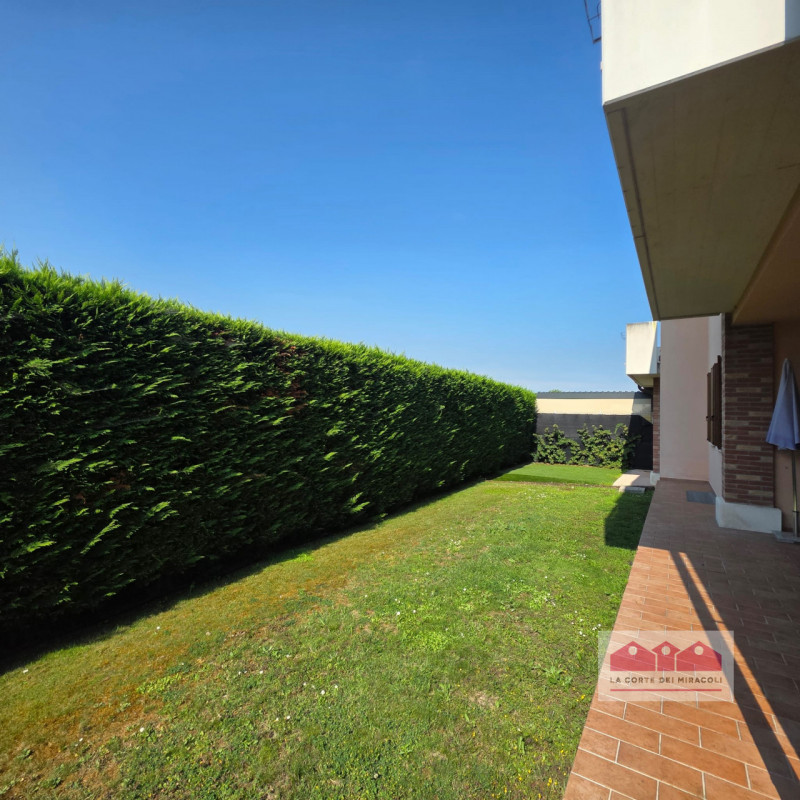 POIANELLA: ELEGANTISSIMA SCHIERA D'ANGOLO DAGLI SPAZI GENEROSI, GRANDE LUMINOSITA', PRIVACY, FINI...