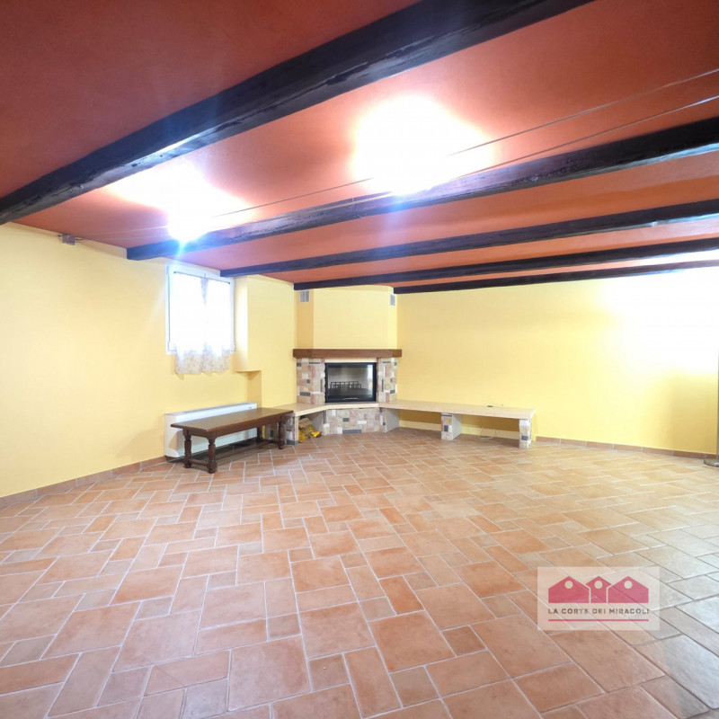 POIANELLA: ELEGANTISSIMA SCHIERA D'ANGOLO DAGLI SPAZI GENEROSI, GRANDE LUMINOSITA', PRIVACY, FINI...