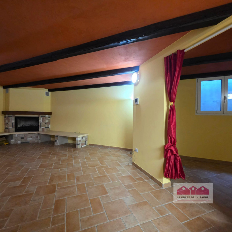 POIANELLA: ELEGANTISSIMA SCHIERA D'ANGOLO DAGLI SPAZI GENEROSI, GRANDE LUMINOSITA', PRIVACY, FINI...