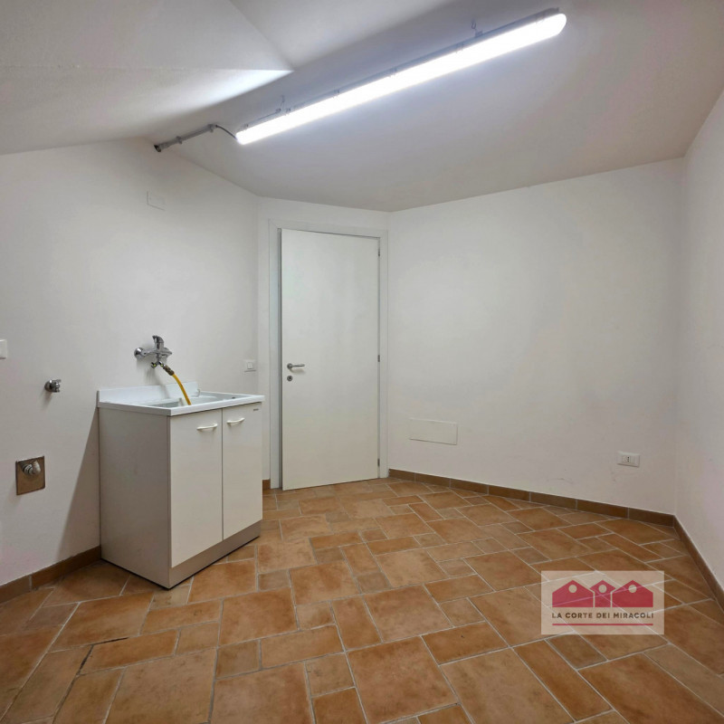 POIANELLA: ELEGANTISSIMA SCHIERA D'ANGOLO DAGLI SPAZI GENEROSI, GRANDE LUMINOSITA', PRIVACY, FINI...
