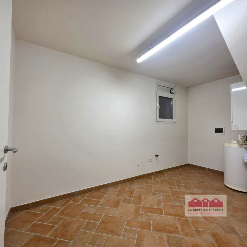 POIANELLA: ELEGANTISSIMA SCHIERA D'ANGOLO DAGLI SPAZI GENEROSI, GRANDE LUMINOSITA', PRIVACY, FINI...