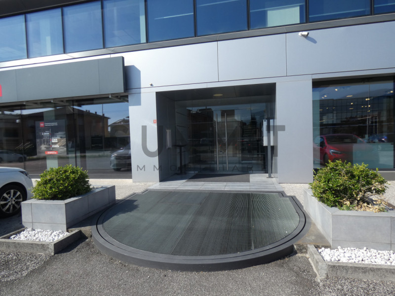 ZANE' – Lungo la direttiva Schio - Thiene, in contesto raffinato,  proponiamo in affitto un curat...
