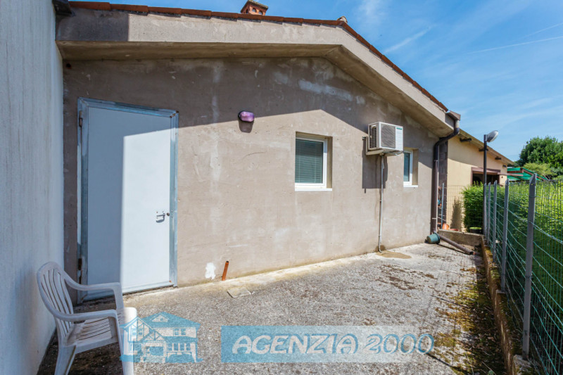 A BOVOLENTA IN POSIZIONE DI CAMPAGNA, PORZIONE DI BIFAMILIARE AL PRIMO PIANO CON A DISPOSIZIONE I...