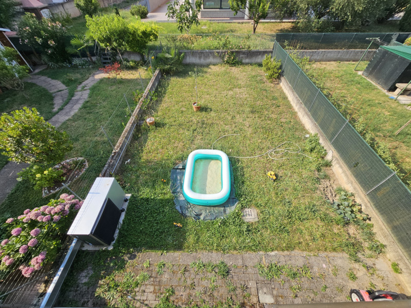 A Lozzo Atestino, in un bel contesto verdeggiante, proponiamo in affitto villetta a schiera dispo...