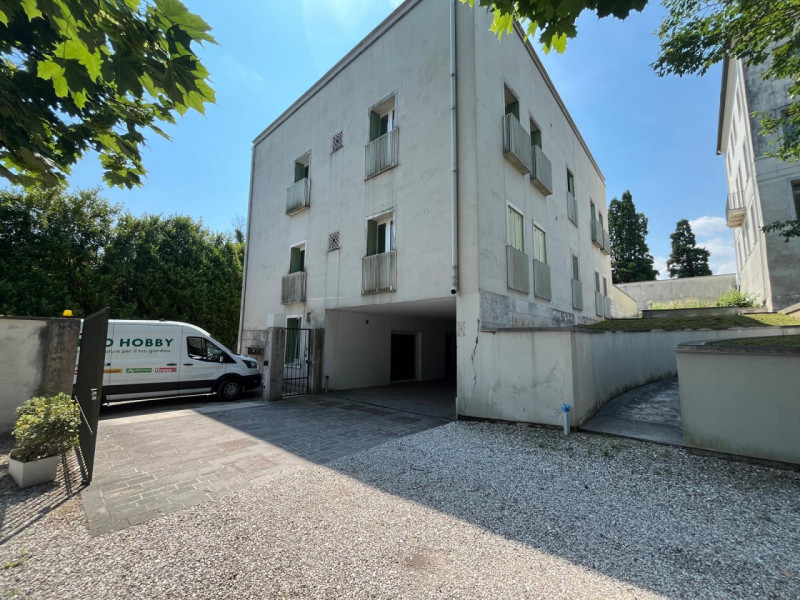 UBICAZIONE E CONTESTO
Ad Arcugnano, in una delle zone più suggestive e riservate dei Colli Berici...