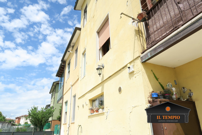 Ampio appartamento con due terrazzi e cantina

In zona tranquilla e ben servita, proponiamo appar...