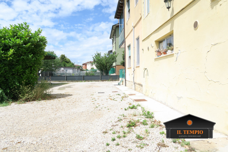 Ampio appartamento con due terrazzi e cantina

In zona tranquilla e ben servita, proponiamo appar...
