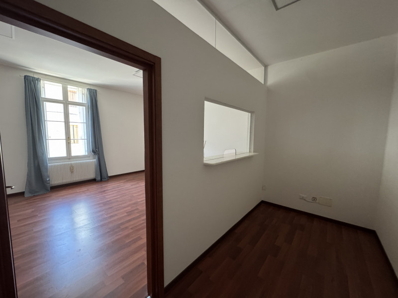 Centro storico ampio ufficio al piano primo composto da ingresso/sala d'attesa, tre locali e bagn...