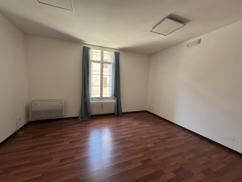 Centro storico ampio ufficio al piano primo composto da ingresso/sala d'attesa, tre locali e bagn...