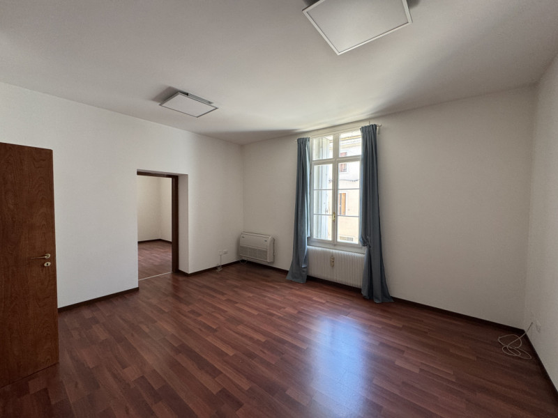 Centro storico ampio ufficio al piano primo composto da ingresso/sala d'attesa, tre locali e bagn...