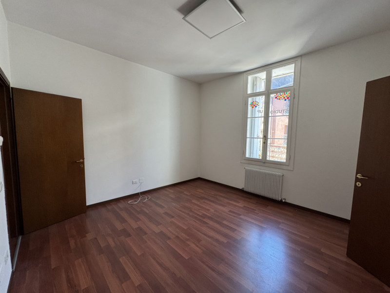 Centro storico ampio ufficio al piano primo composto da ingresso/sala d'attesa, tre locali e bagn...