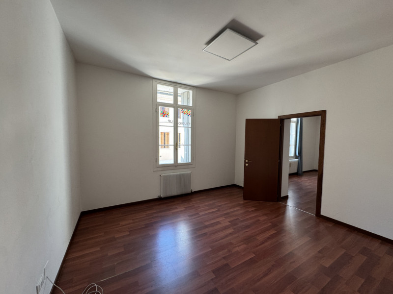 Centro storico ampio ufficio al piano primo composto da ingresso/sala d'attesa, tre locali e bagn...