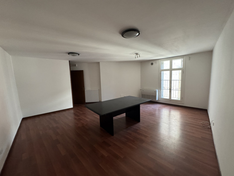 Centro storico ampio ufficio al piano primo composto da ingresso/sala d'attesa, tre locali e bagn...