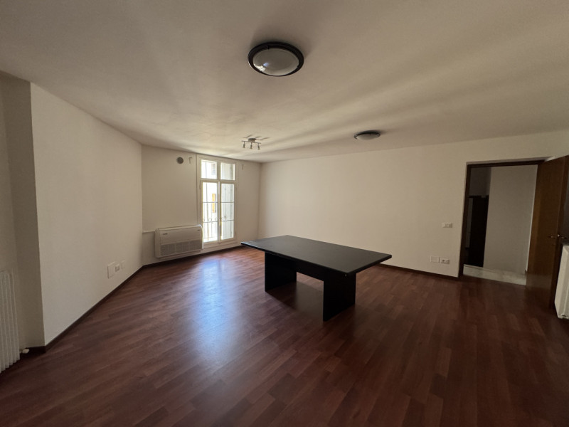 Centro storico ampio ufficio al piano primo composto da ingresso/sala d'attesa, tre locali e bagn...