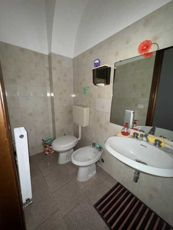 Centro storico ampio ufficio al piano primo composto da ingresso/sala d'attesa, tre locali e bagn...