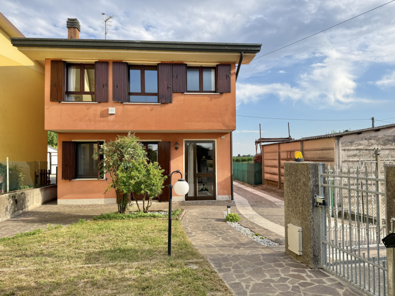 Ciao da Arcobaleno Immobiliare, oggi ti proponiamo in vendita una rara opportunità: elegante casa...