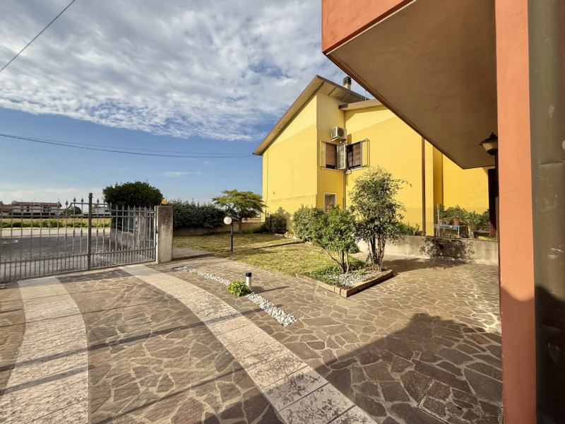 Ciao da Arcobaleno Immobiliare, oggi ti proponiamo in vendita una rara opportunità: elegante casa...