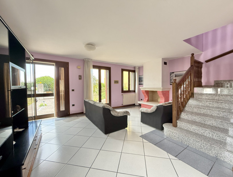Ciao da Arcobaleno Immobiliare, oggi ti proponiamo in vendita una rara opportunità: elegante casa...