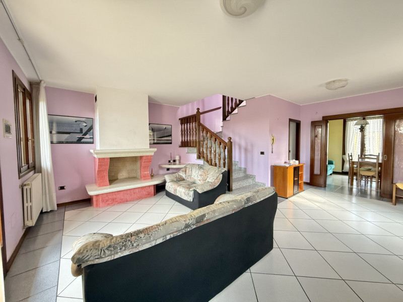 Ciao da Arcobaleno Immobiliare, oggi ti proponiamo in vendita una rara opportunità: elegante casa...