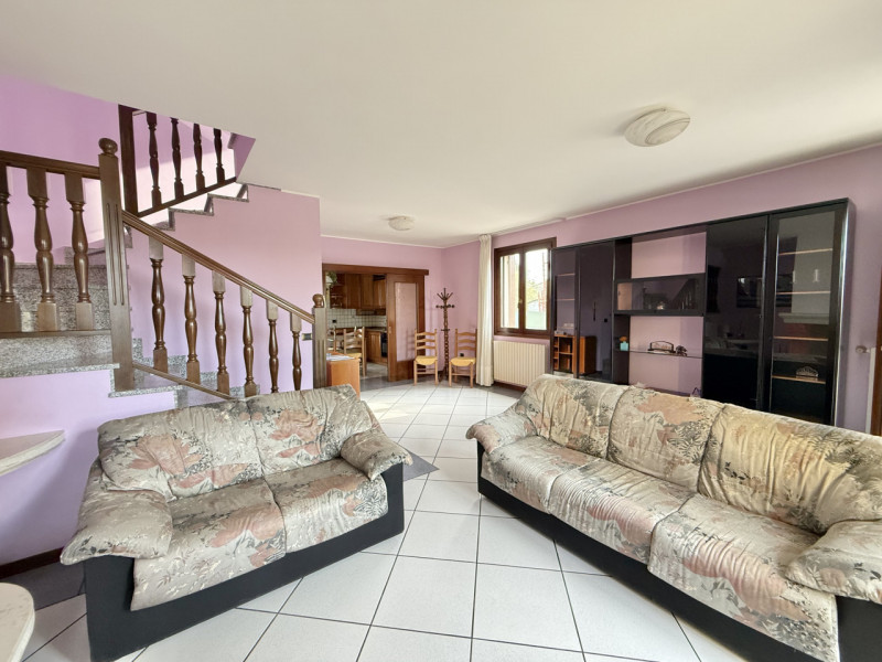 Ciao da Arcobaleno Immobiliare, oggi ti proponiamo in vendita una rara opportunità: elegante casa...