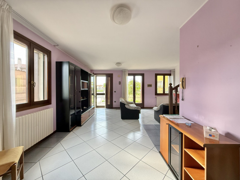 Ciao da Arcobaleno Immobiliare, oggi ti proponiamo in vendita una rara opportunità: elegante casa...
