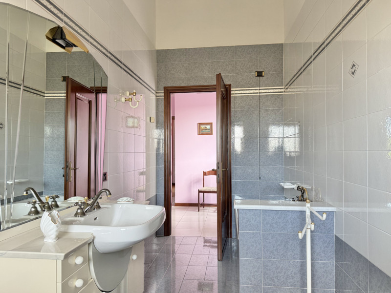 Ciao da Arcobaleno Immobiliare, oggi ti proponiamo in vendita una rara opportunità: elegante casa...