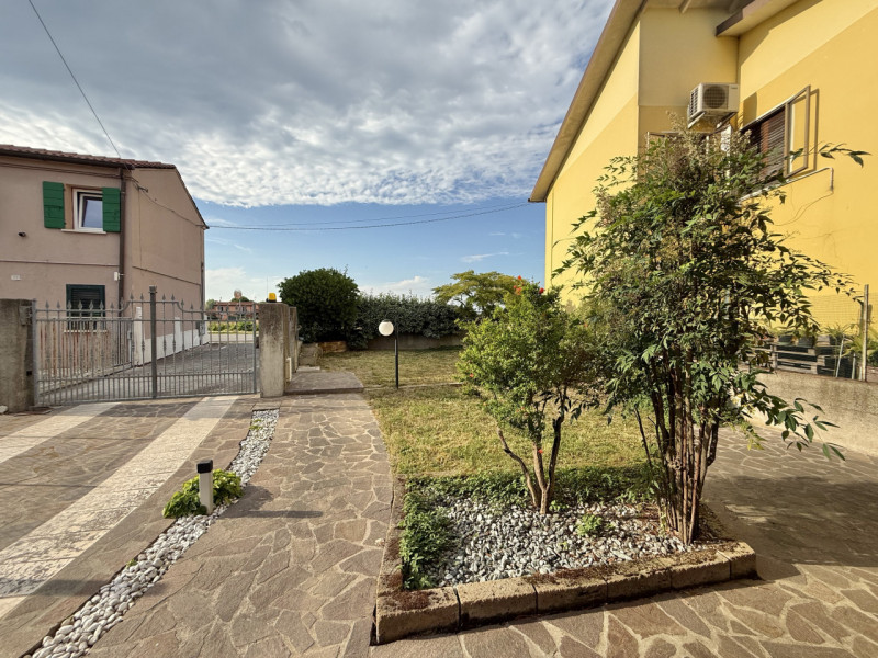 Ciao da Arcobaleno Immobiliare, oggi ti proponiamo in vendita una rara opportunità: elegante casa...