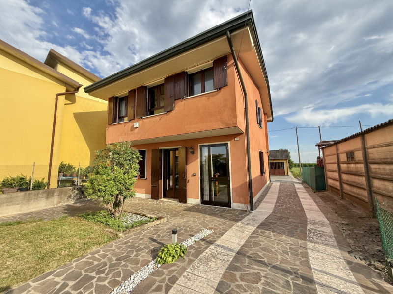 Ciao da Arcobaleno Immobiliare, oggi ti proponiamo in vendita una rara opportunità: elegante casa...