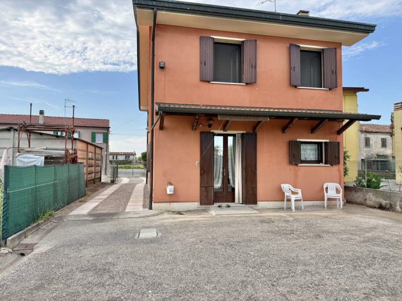 Ciao da Arcobaleno Immobiliare, oggi ti proponiamo in vendita una rara opportunità: elegante casa...