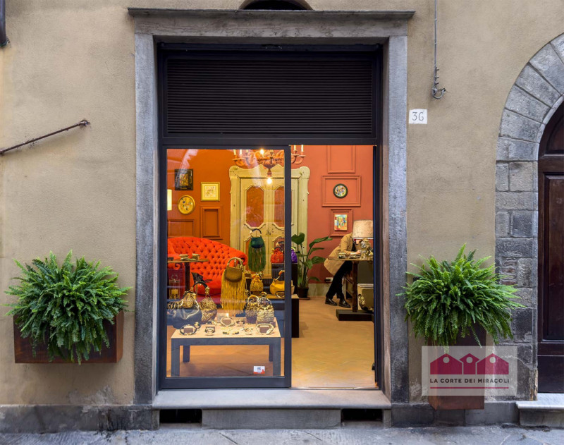 CENTRO STORICO: Scopri un'opportunità unica per avviare la tua attività commerciale nel cuore di ...