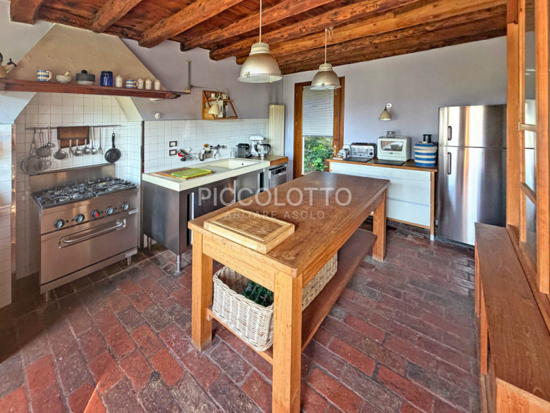 Rif. V5119 - Asolo, località Pagnano, affascinante rustico dei primi del ‘900 in vendita, immerso...
