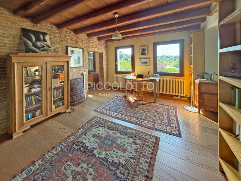 Rif. V5119 - Asolo, località Pagnano, affascinante rustico dei primi del ‘900 in vendita, immerso...