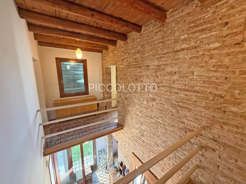 Rif. V5119 - Asolo, località Pagnano, affascinante rustico dei primi del ‘900 in vendita, immerso...