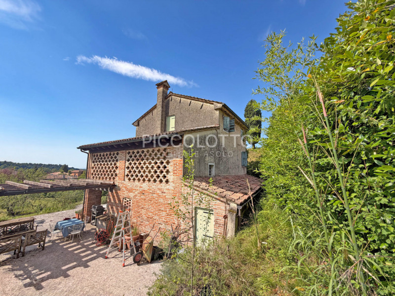 Rif. V5119 - Asolo, località Pagnano, affascinante rustico dei primi del ‘900 in vendita, immerso...
