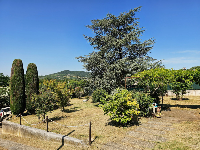 In una posizione privilegiata e tranquilla ai piedi dei suggestivi Colli Euganei, proponiamo in v...