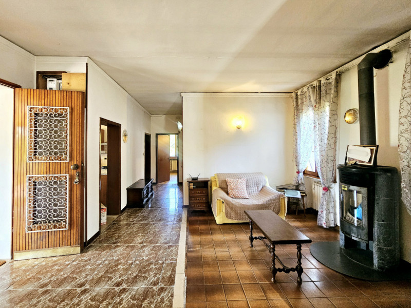 In una posizione privilegiata e tranquilla ai piedi dei suggestivi Colli Euganei, proponiamo in v...