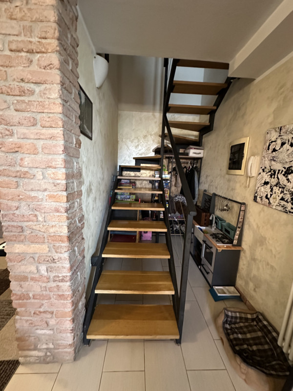 Con una superficie totale di 130 mq, l'immobile si sviluppa su due livelli ben progettati per gar...