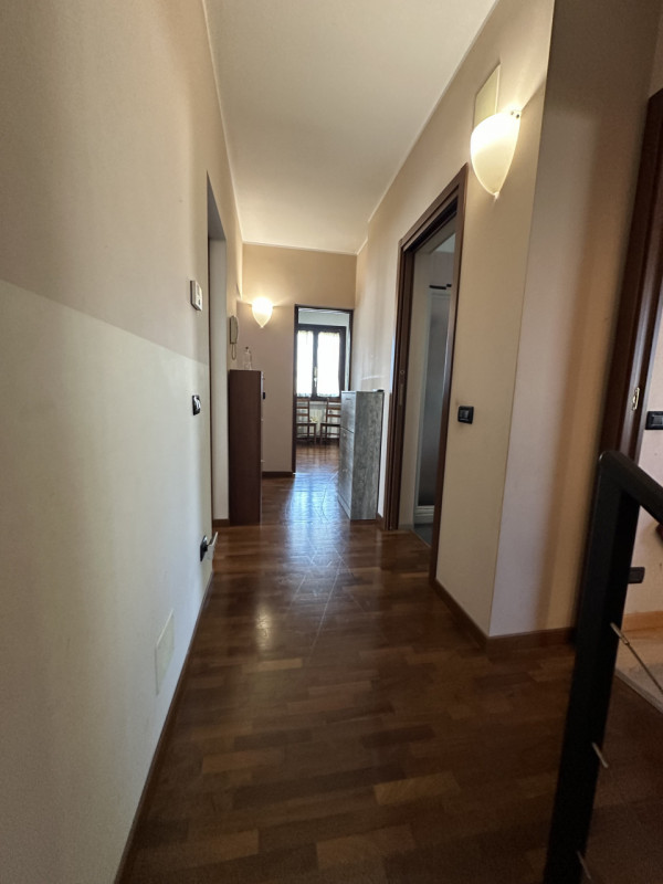 Con una superficie totale di 130 mq, l'immobile si sviluppa su due livelli ben progettati per gar...