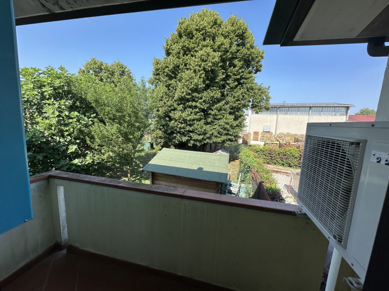 Con una superficie totale di 130 mq, l'immobile si sviluppa su due livelli ben progettati per gar...