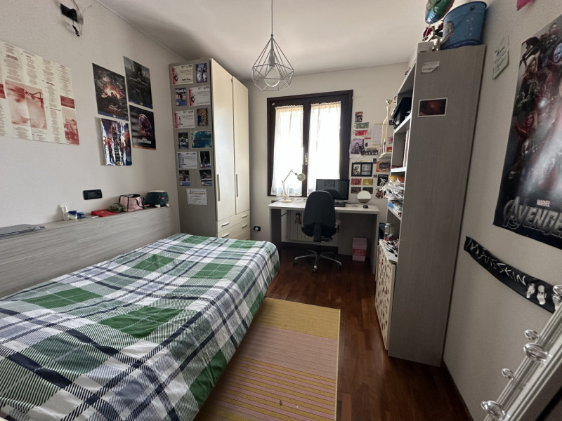 Con una superficie totale di 130 mq, l'immobile si sviluppa su due livelli ben progettati per gar...