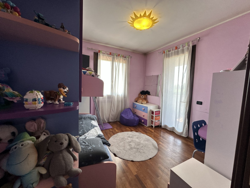 Con una superficie totale di 130 mq, l'immobile si sviluppa su due livelli ben progettati per gar...