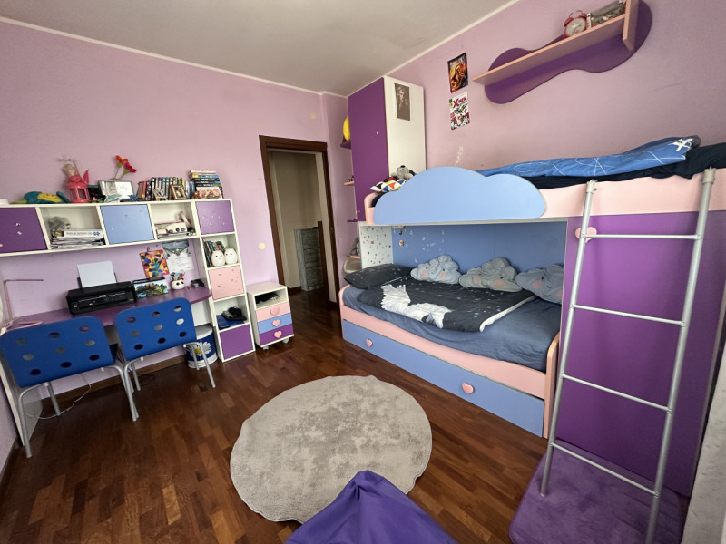 Con una superficie totale di 130 mq, l'immobile si sviluppa su due livelli ben progettati per gar...